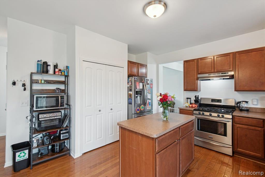 9998 ROLAN MEADOWS Drive, Belleville, MI 48111 — Photo 16