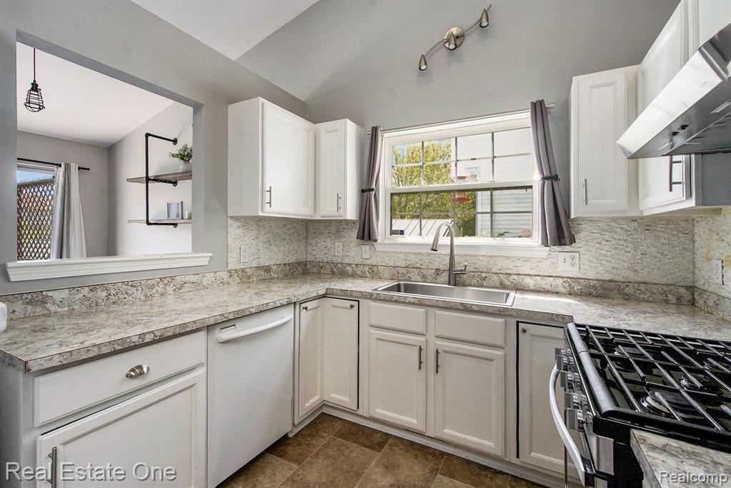 7473 OAKLAND HILLS Drive, Ypsilanti, MI 48197 — Photo 16
