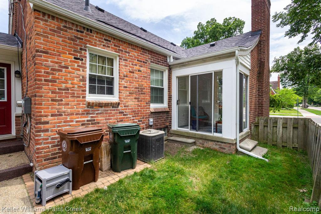1466 Hampton Rd, Grosse Pointe Woods, MI 48236 — Photo 10