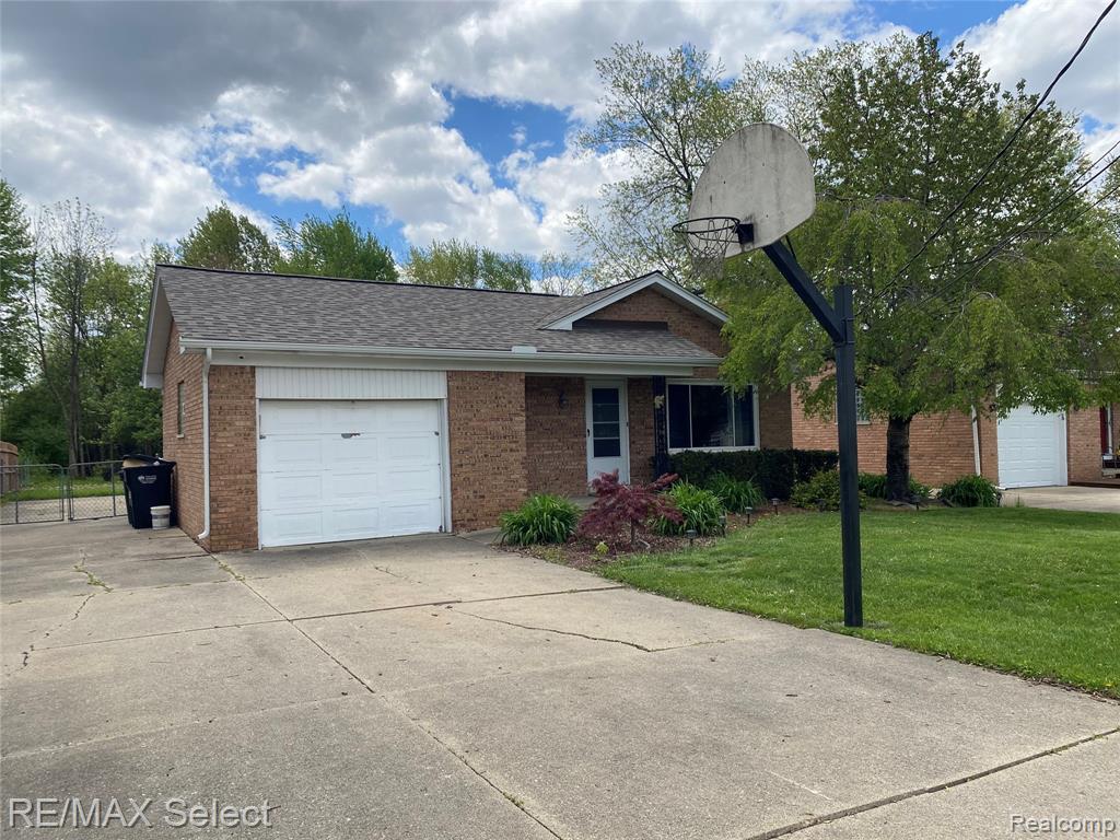 607 W Girard Avenue, Madison Heights, MI 48071 — Photo 2