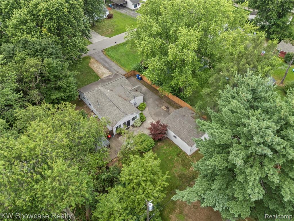 964 Daffodil Drive, Waterford, MI 48327 — Photo 17