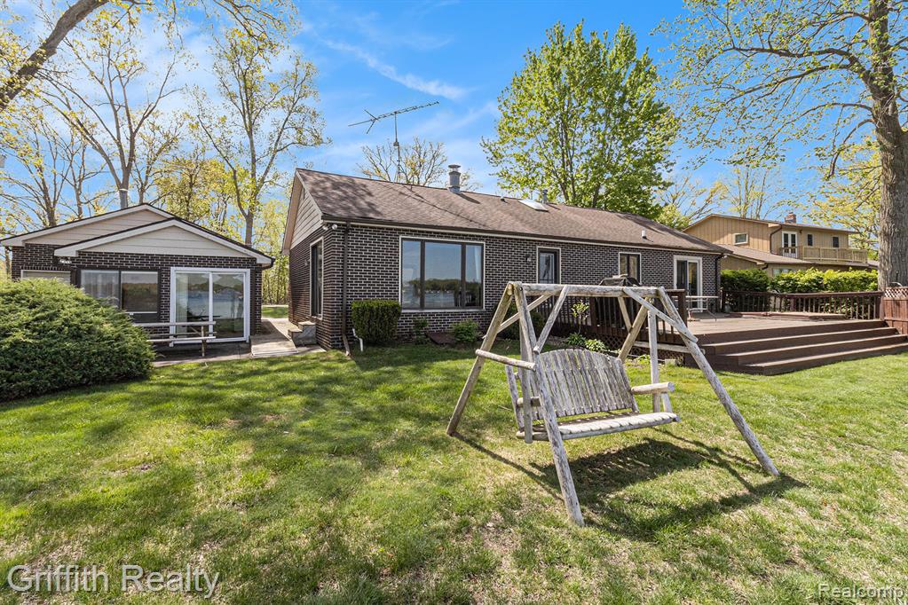 8570 Riverside Drive, Brighton, MI 48116 — Photo 27