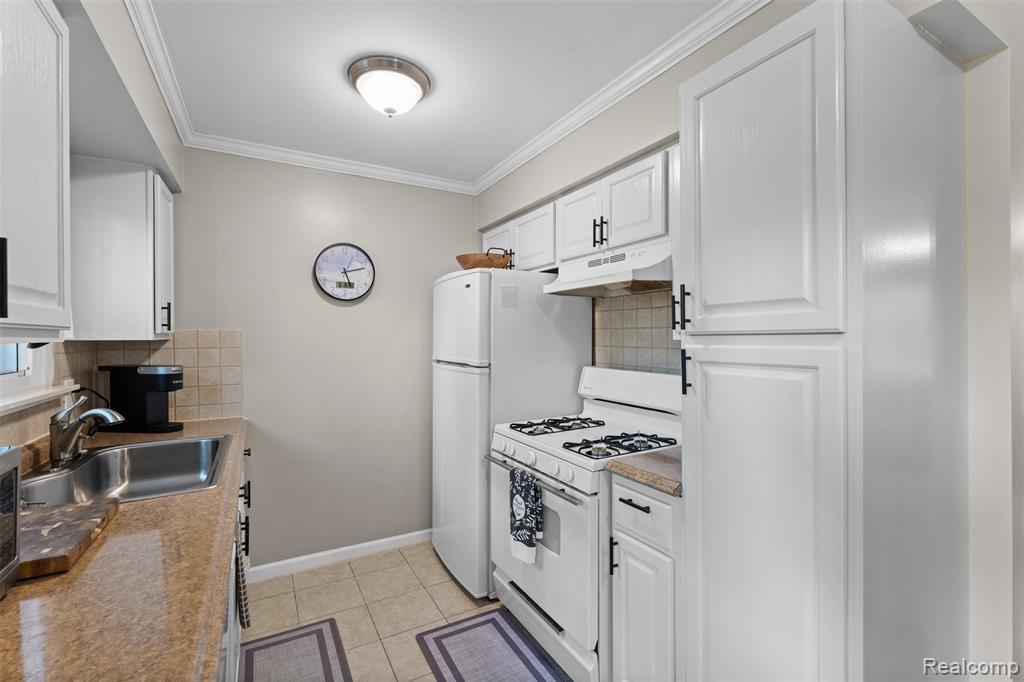 2235 Mentone Street, Wolverine Lake, MI 48390 — Photo 5