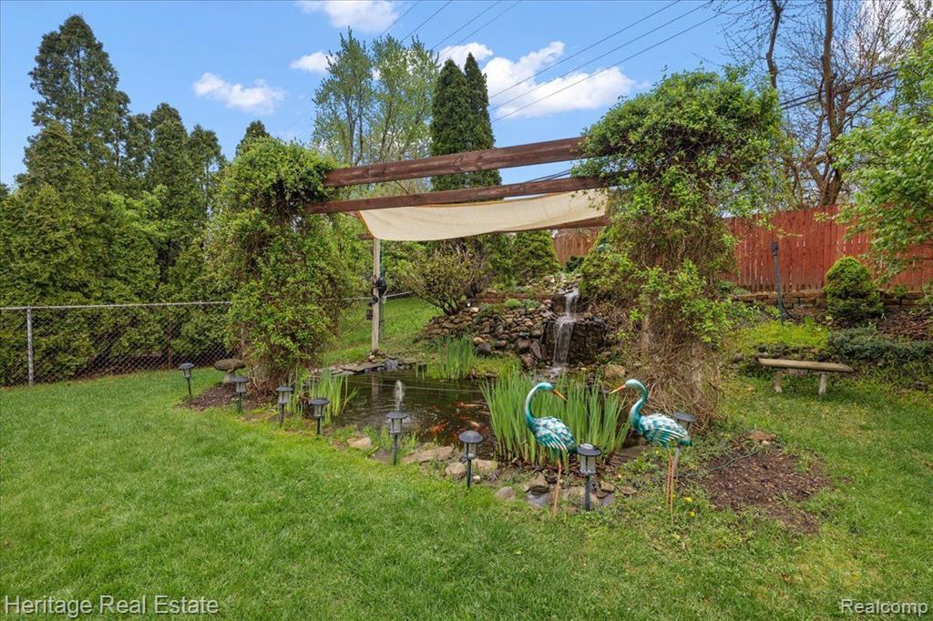 4887 CRESTBROOK Drive, Waterford, MI 48328 — Photo 32