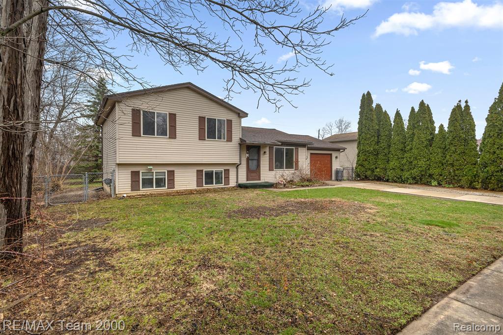 2714 Hallman Avenue, Waterford, MI 48328 — Photo 2