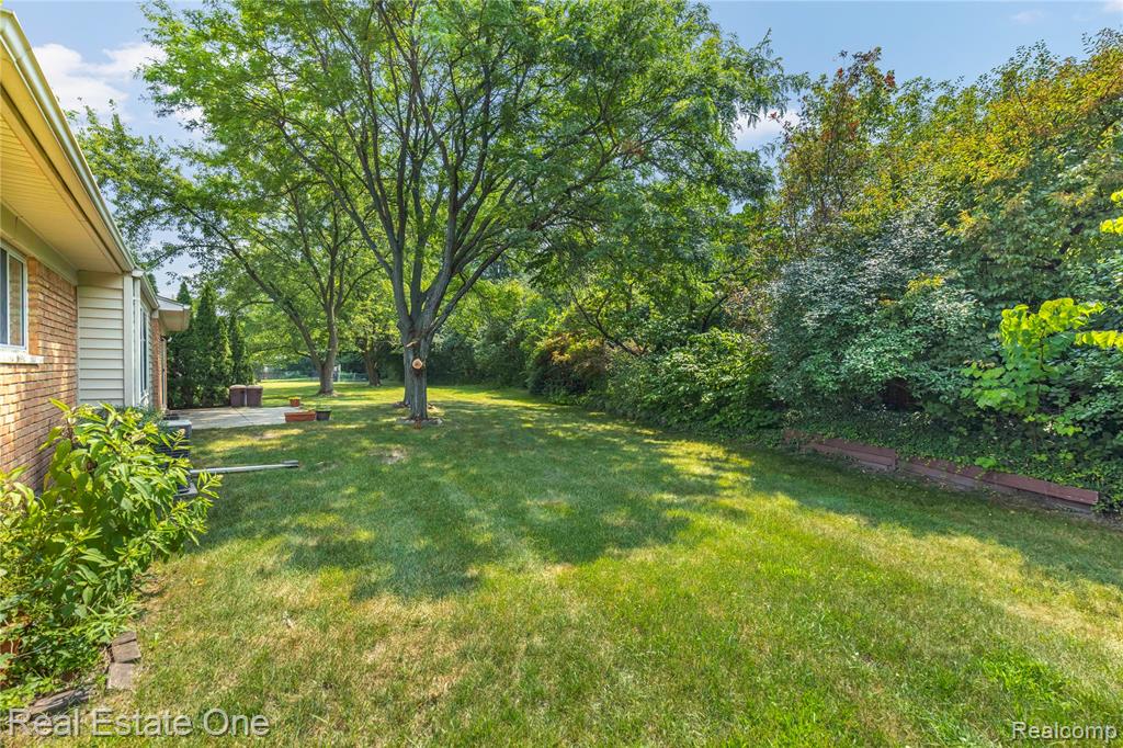 5487 Boros Drive, Troy, MI 48085 — Photo 37