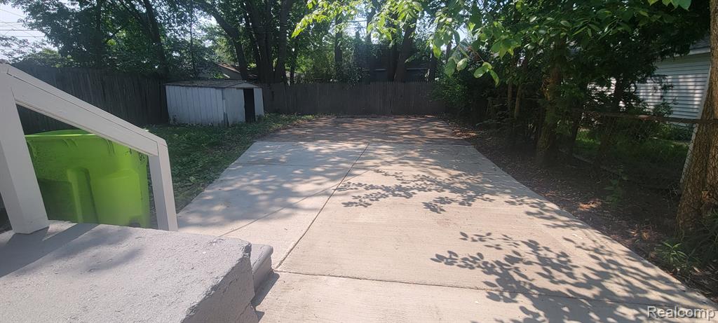 568 E DALLAS Avenue, Madison Heights, MI 48071 — Photo 22