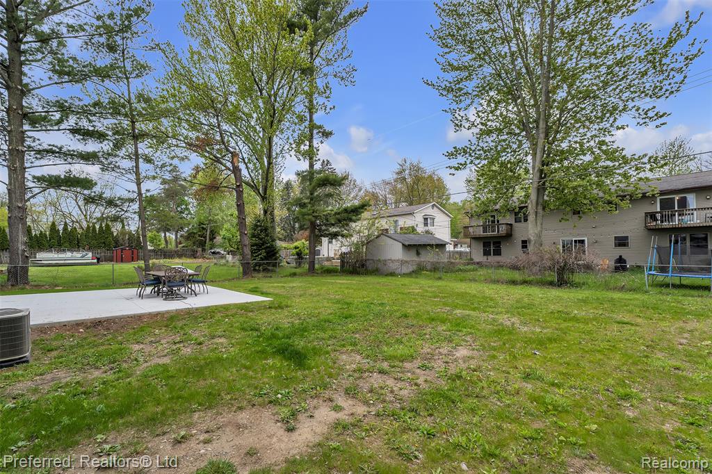 5264 Cooley Lake Road, Waterford, MI 48327 — Photo 57