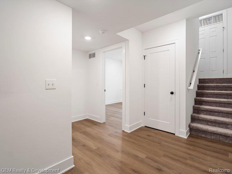 551 VILLAGE Lane, Milford, MI 48381 — Photo 23