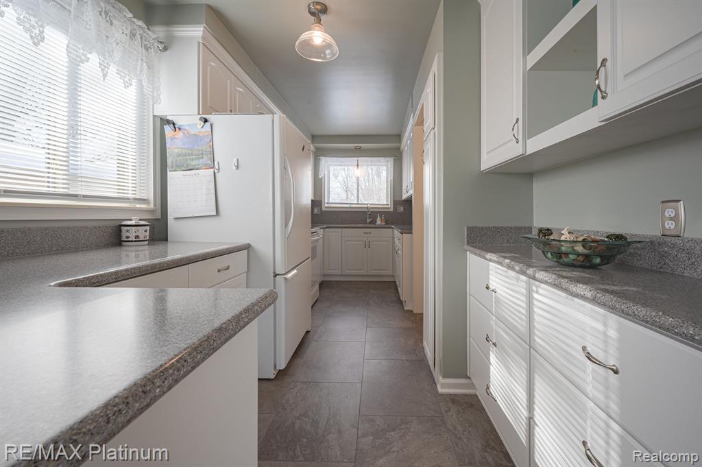 710 MANORDALE Court, Milford, MI 48381 — Photo 17