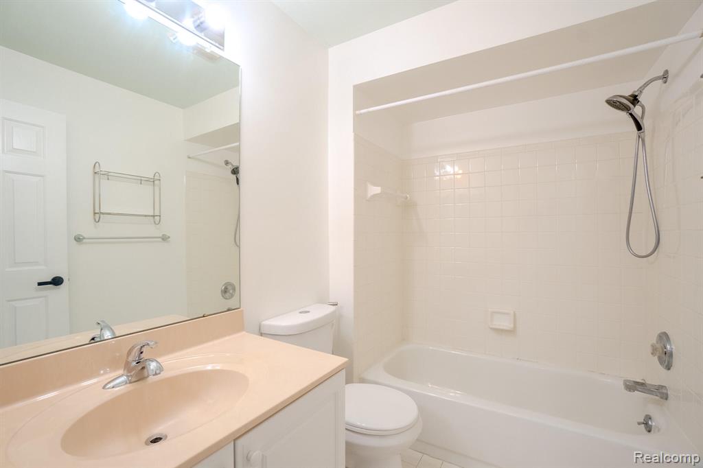 5235 Royal Vale Lane, 70, Dearborn, MI 48126 — Photo 14
