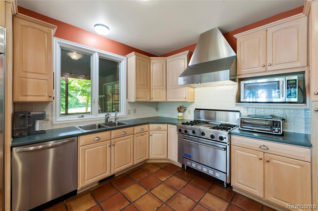 2323 Addaleen Road, Highland, MI — Photo 38