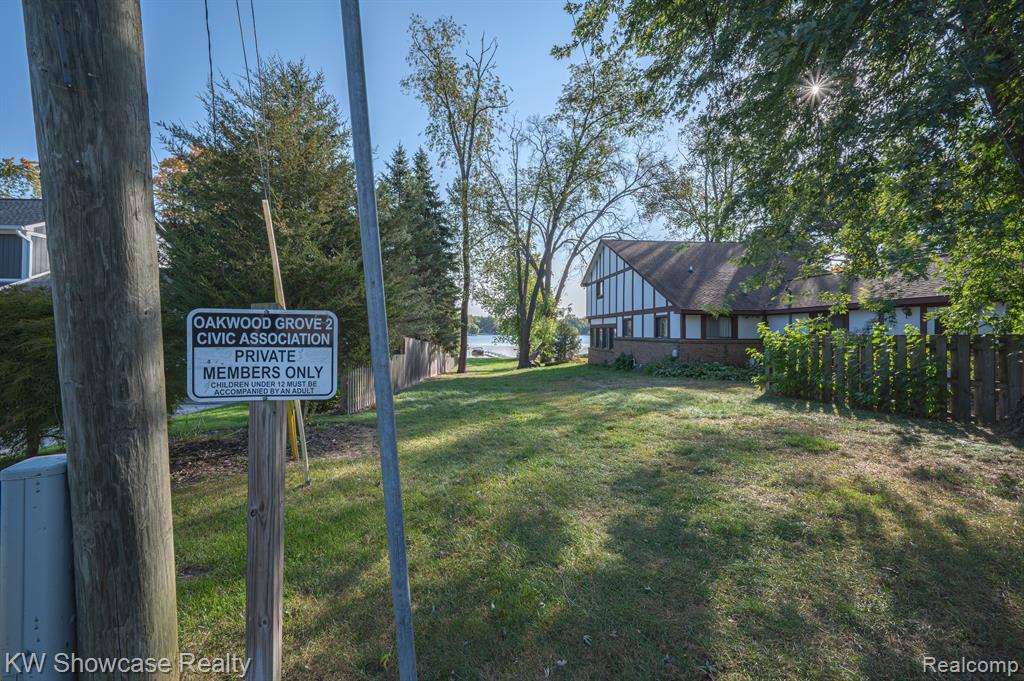 8621 OAKSIDE Avenue, Commerce Twp, MI 48382 — Photo 33