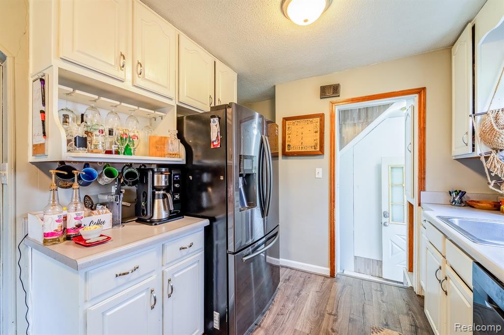 706 WHITE Avenue, Lincoln Park, MI 48146 — Photo 23