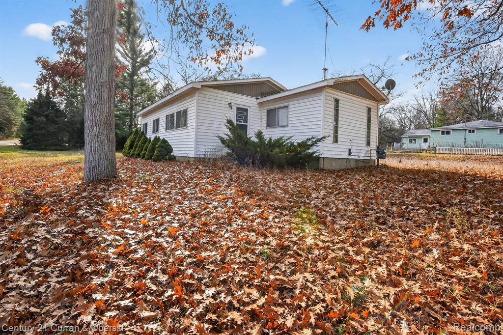 10 S Imperial Drive, MI 48763 — Photo 20