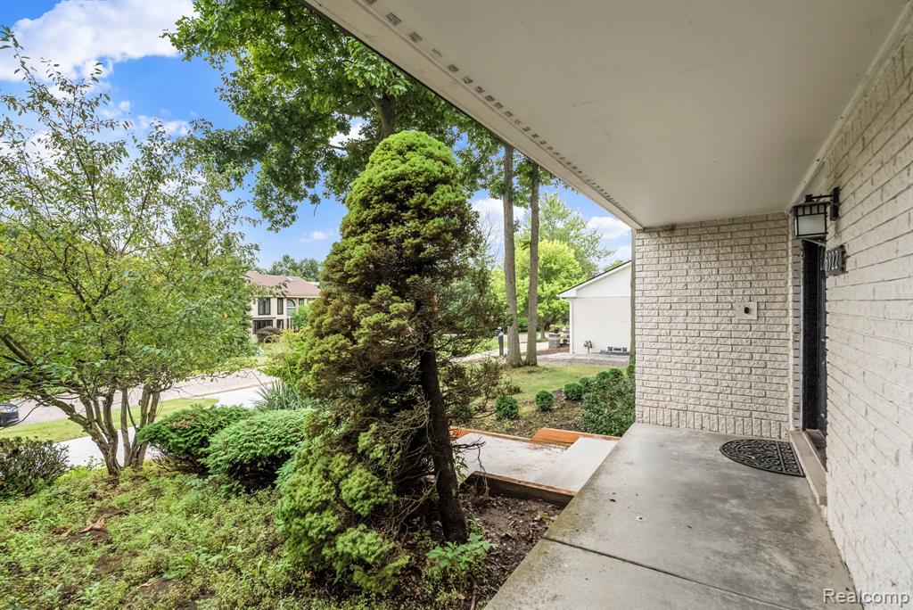 5322 Pond Bluff Drive, West Bloomfield, MI 48323 — Photo 16