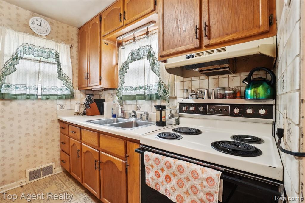 933 CAMERON Avenue, Pontiac, MI 48340 — Photo 10