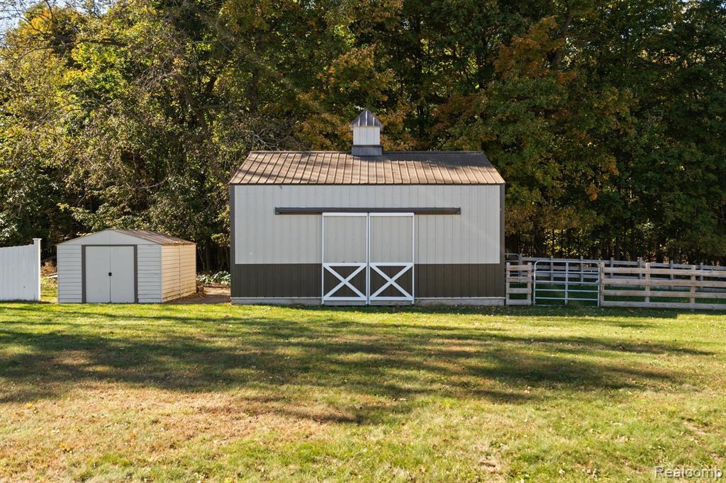 1131 N SEARLS Road, Webberville, MI 48892 — Photo 24