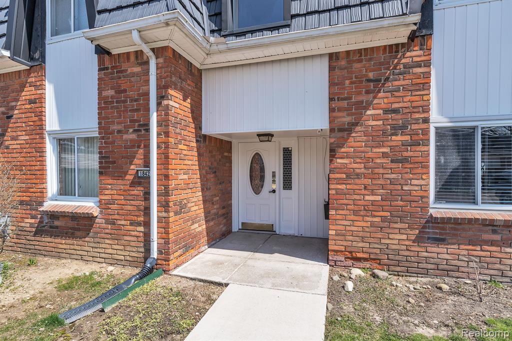 1842 COLONIAL VILLAGE Way, 2, Waterford, MI 48328 — Photo 2
