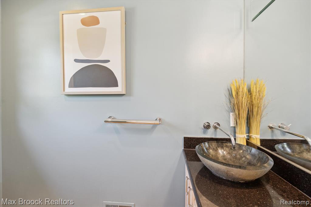 5745 Eastman Boulevard, West Bloomfield, MI 48323 — Photo 38