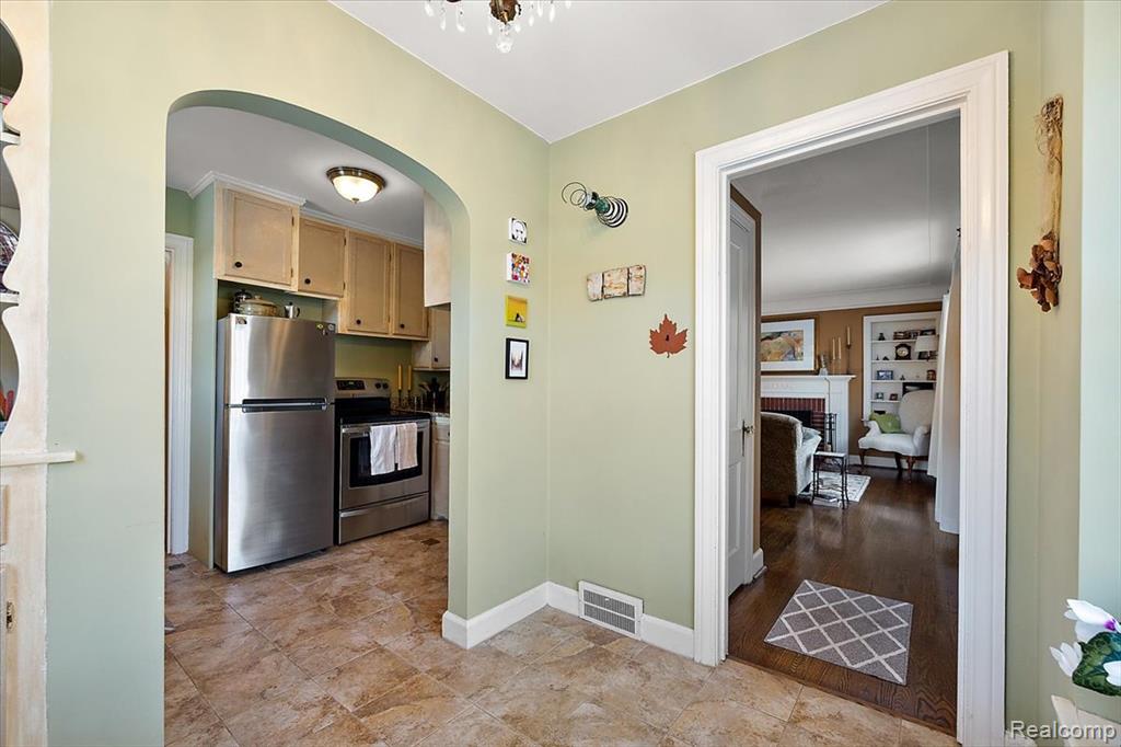 17601 Cambridge Boulevard, Lathrup Village, MI 48076 — Photo 28