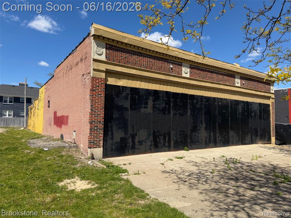606 W Huron Street, Pontiac, MI 48341 — front exterior