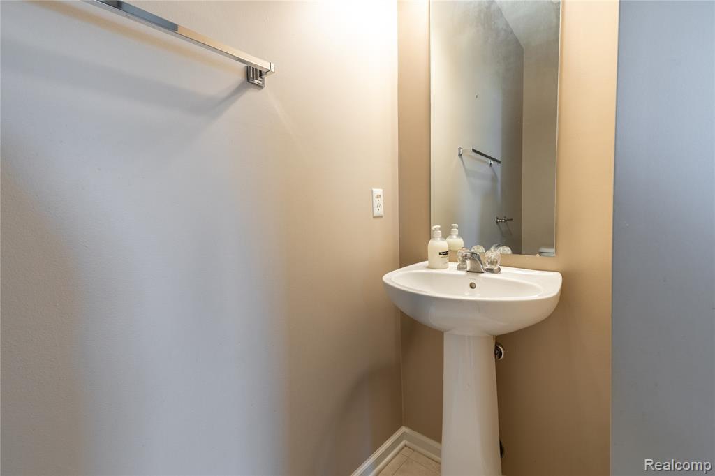 26624 Kirkway Circle, Woodhaven, MI 48183 — Photo 24