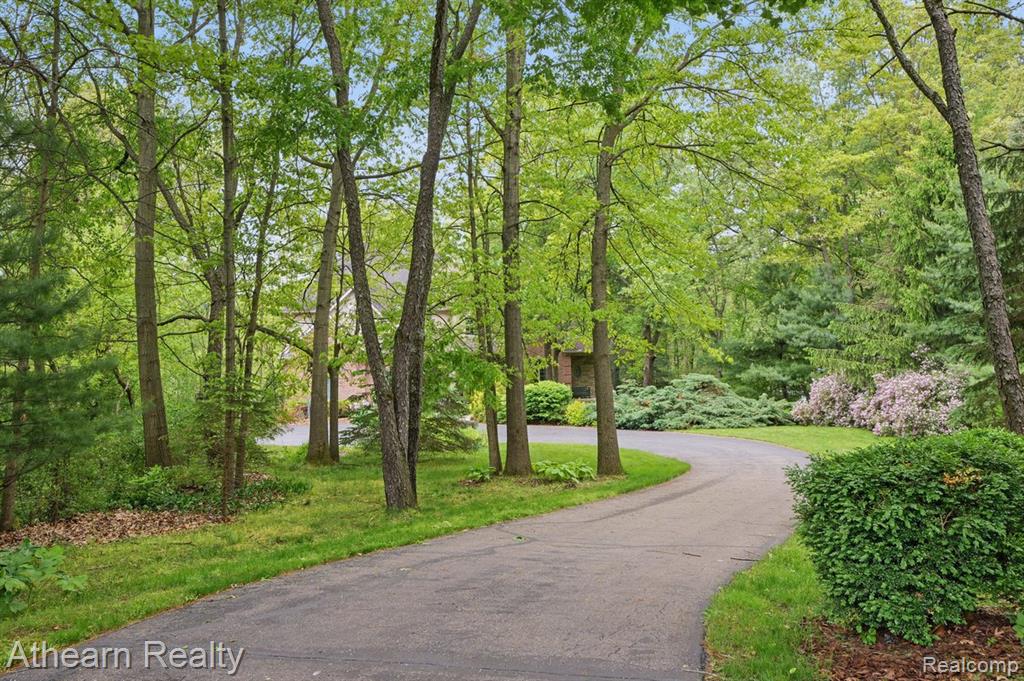 8373 Riverwalk Drive, Fenton, MI 48430 — Photo 16