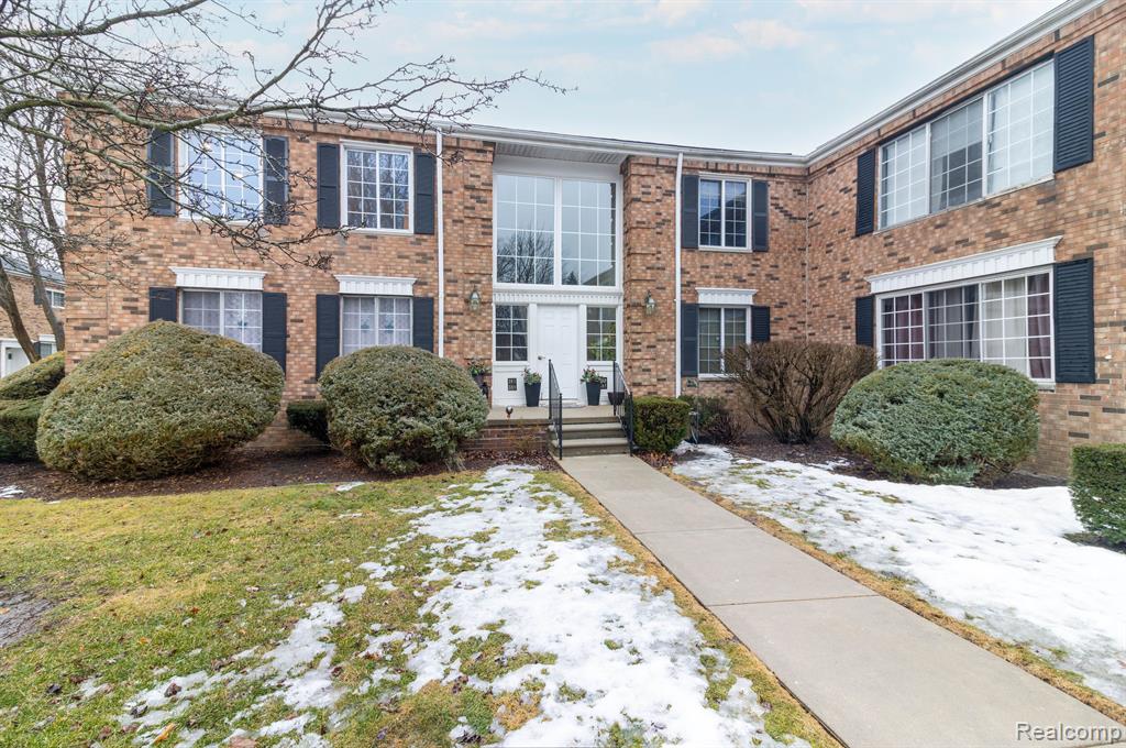 591 E FOX HILLS Drive, Bloomfield Hills, MI 48304 — Photo 3