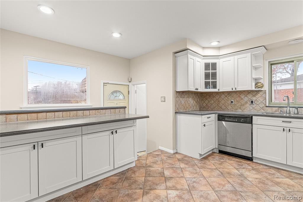 7148 Plainfield Street, Dearborn Heights, MI 48127 — Photo 8