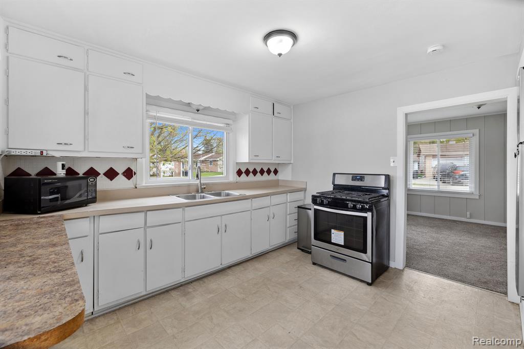 490 Chicago Drive, Howell, MI 48843 — Photo 12