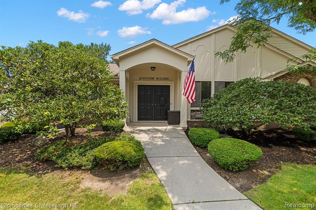 7460 PEBBLE Lane, West Bloomfield, MI — Photo 32