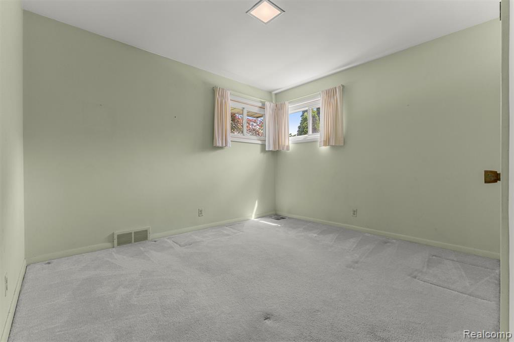 25429 Graceland Circle, Dearborn Heights, MI 48125 — Photo 18