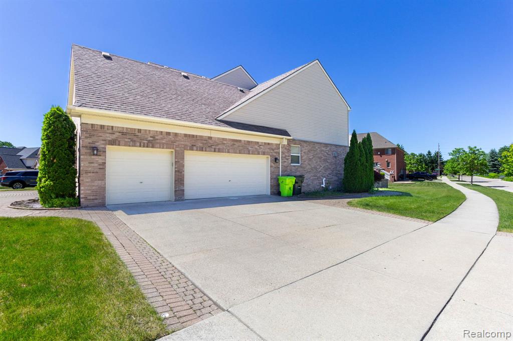 42575 Silverwood Drive, Sterling Heights, MI 48314 — Photo 33