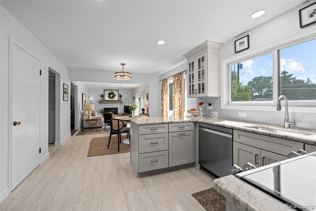 31018 Pickwick Lane, Beverly Hills, MI 48025 — Photo 11