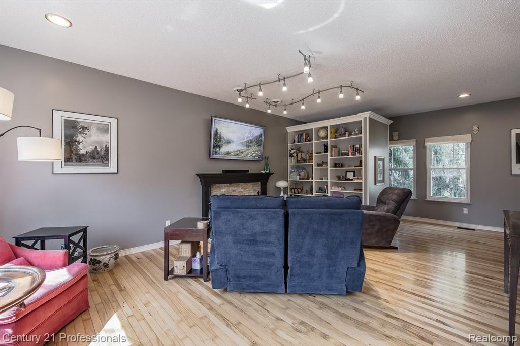 5492 E Alyssa Court, White Lake, MI 48383 — Photo 17