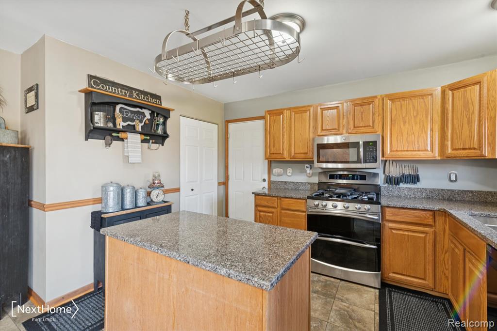 7010 Oakville Waltz Road, Sumpter, MI 48117 — Photo 11
