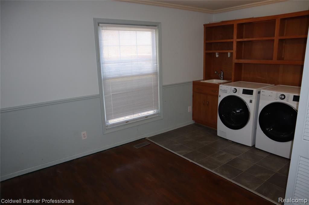 5435 S Sycamore Drive, Burton, MI 48509 — Photo 16