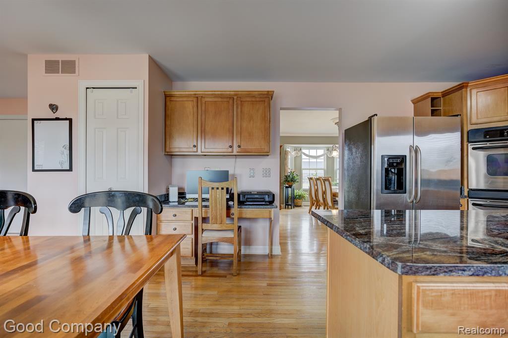 755 OAK POINT Lane, Madison Heights, MI 48071 — Photo 32