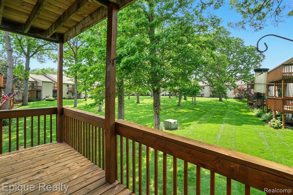 4977 OAK HILL Drive, Waterford, MI 48329 — Photo 2