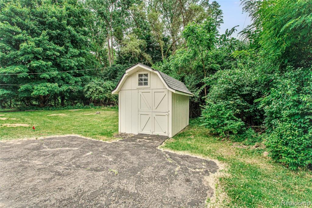21993 Riverview Drive, Beverly Hills, MI 48025 — Photo 9