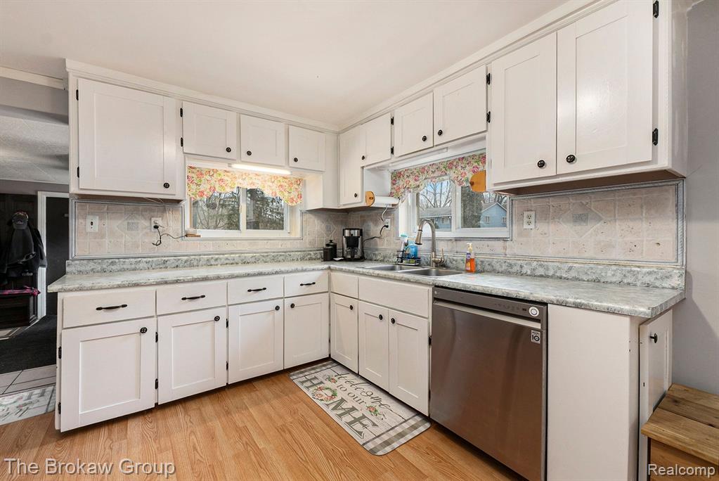 734 WOODLAND Avenue, Lake Orion, MI 48362 — Photo 9