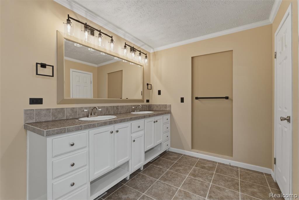 11798 Willoway Court, South Lyon, MI 48178 — Photo 24