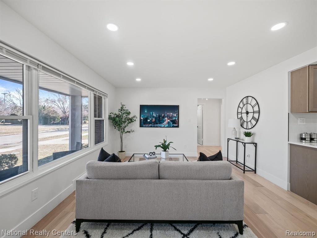 8875 KENBERTON Drive, Oak Park, MI 48237 — Photo 8