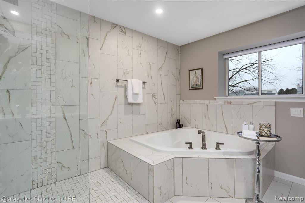 5896 NANEVA Court, West Bloomfield, MI — Photo 32
