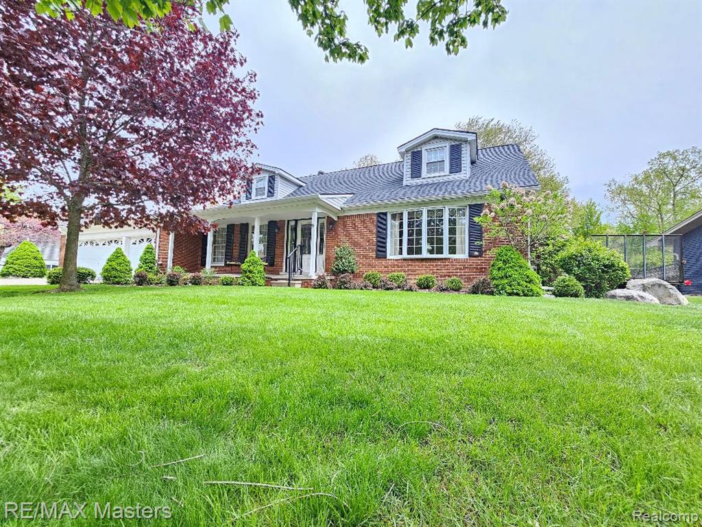 21879 Canterbury Avenue, Grosse Ile, MI 48138