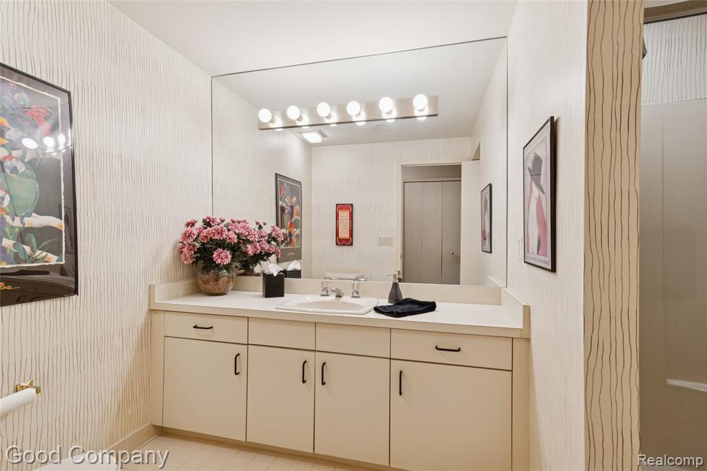 5104 Woodcliff Hill Road W, West Bloomfield, MI 48323 — Photo 48