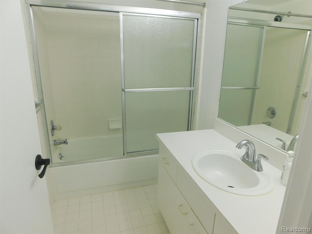 43175 W KIRKWOOD Drive, Clinton Twp, MI 48038 — Photo 45