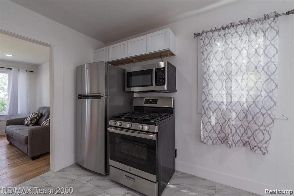 24601 STANFORD Street, Dearborn Heights, MI 48125 — Photo 14