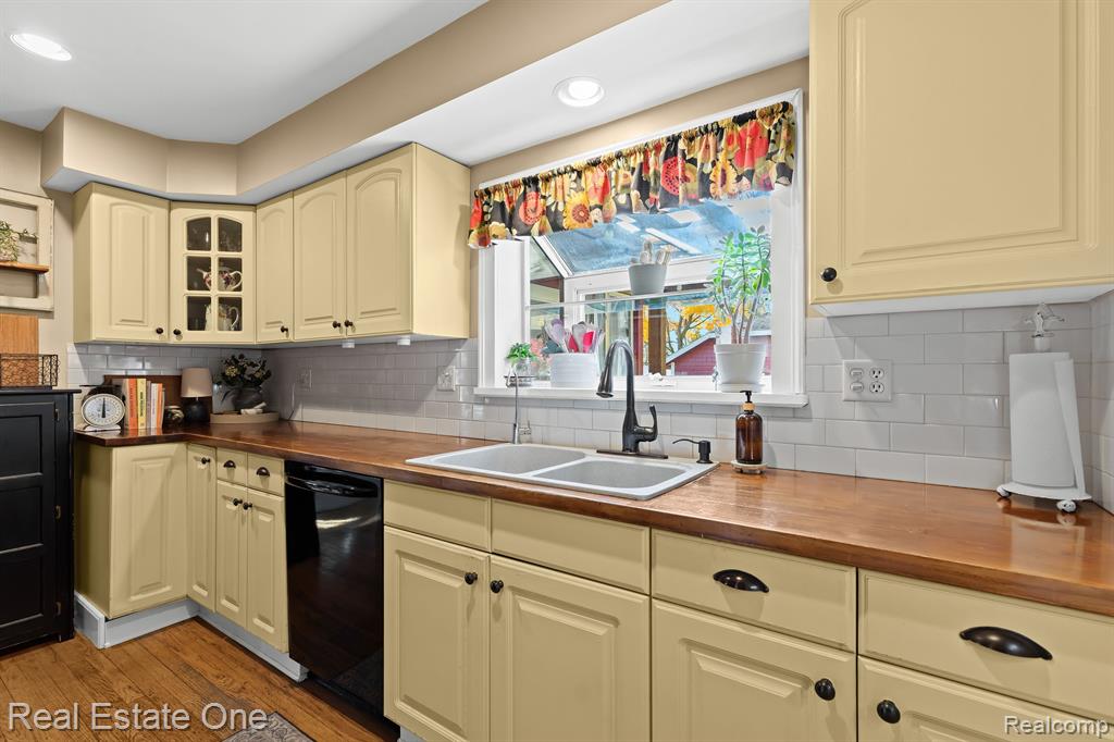 240 MONT EAGLE Street, Milford, MI 48381 — Photo 18